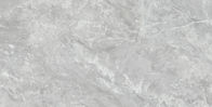 Sàn phòng tắm trắng Carrara và tường gạch sứ tráng men bóng