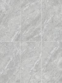 Sàn phòng tắm trắng Carrara và tường gạch sứ tráng men bóng